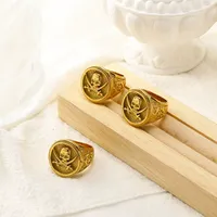 Cincin Signet Tengkorak Bajak Laut dengan Pedang Silang, Perhiasan Jari Fashion Hip Hop Berlapis Emas dari Baja Tahan Karat.
