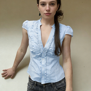 Blusa para niñas, informal, con cuello en V, a rayas, con volantes en contraste, con botones en la parte delantera, corte ajustado, estilo dulce, tipo túnica - Product Image 1