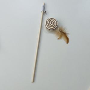 Varita de madera para gatos con cuerda de papel retorcida, pluma y campana - Product Image 4