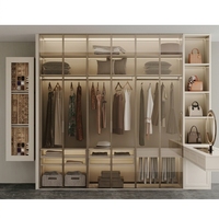 Armoire de chambre moderne sur mesure avec cadre en aluminium, porte vitrée, éclairage LED et dressing intégré avec coiffeuse