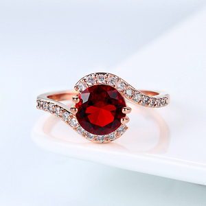 Anello con fascia intrecciata ovale con zirconi rossi, tono oro rosa, pavé di piccoli zirconi, anello di promessa elegante, gioiello da matrimonio, regalo per donna - Product Image 4