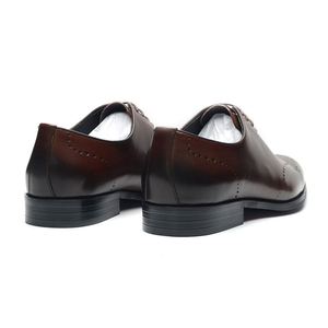 รองเท้าหนังวัวแท้สไตล์ใหม่สำหรับผู้ชาย แบบ Brogue Oxford ระบายอากาศได้ดีและสวมใส่สบาย เหมาะสำหรับใส่ทำงานอย่างเป็นทางการ - Product Image 4