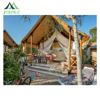 Tente de glamping de luxe africaine personnalisée à deux étages avec chambre et salon