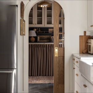Puertas de despensa ocultas de madera de nogal francés modernas y personalizadas, puerta corredera de doble arco con vidrio para cocina y villa - Product Image 3