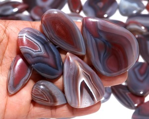 Agate du Botswana naturelle, mélange de cabochons de pierres précieuses |   Pierres brutes à bandes, couleurs variées, certifiées par un tiers pour la fabrication de bijoux, vente en gros - Product Image 1