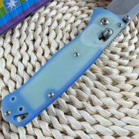 Couteau pliant de camping BM-535 avec manche dégradé bleu (qualité EDC/Collectionneur) Lame drop-point finition Stonewashed à bouton-poussoir