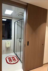 Porte intérieure gain de place pour petite pièce, vente chaude, porte coulissante avec rail de suspension, porte en bois intérieure personnalisée - Product Image 2