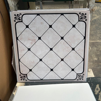 Panneaux de plafond et de mur en PVC carrés modernes, imperméables et ignifuges à bas prix, dalles de plafond suspendu, plafonds artistiques