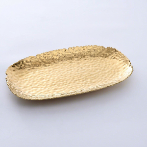 Assiette de service ovale en métal martelé doré, design glamour fait main, motif uni, vaisselle de fête - Product Image 1
