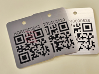 Etiqueta de Código QR de Aluminio Cepillado Personalizada - Numeración Secuencial OEM, Orificio de Montaje para Rastreo de Activos