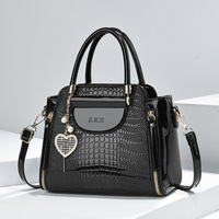 Sac à bandoulière en cuir PU motif crocodile imperméable avec breloque cœur, sac à main bandoulière, fourre-tout à fermeture éclair avec doublure en polyester pour les voyages quotidiens