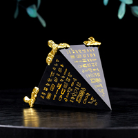Großhandel Natürliche Schwarze Obsidian-Pyramide mit Goldenen Ägyptischen Hieroglyphen für Energieschutz und Feng Shui Dekoration