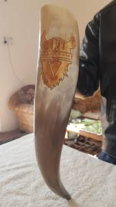 Cuerno Vikingo para Beber con Soporte, Taza de Cuerno de Búfalo Natural Pulido para Amantes del Hidromiel, Cerveza y Cerveza Artesanal, Hecho a Mano en India - Product Image 3