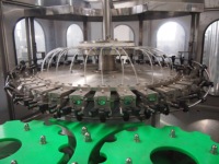 Machine de remplissage automatique de boissons gazeuses à contre-pression, équipement d'embouteillage de sodas et de boissons gazeuses pour petites usines
