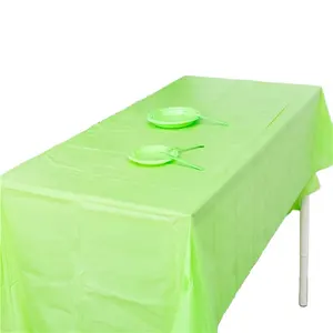 การรั่วไหลของหลักฐานและฝุ่นพลาสติกโต๊ะปิกนิกครอบคลุมผ้าปูโต๊ะตาหมากรุกที่มีโลโก้