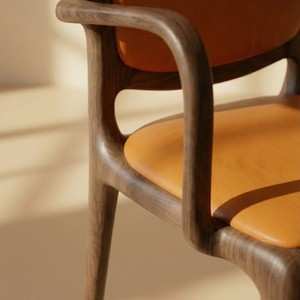 Chaise de salle à manger élégante en bois massif de style nordique avec siège rembourré en cuir, design ergonomique pour la maison, le restaurant, l'hôtel PISANO - Product Image 2
