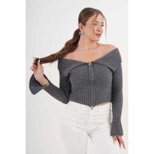 Blusa de Punto con Cuello Madonna y Cierre Completo para Mujer, Color Antracita, Suave, Sexy, Estilo Club - Product Image 4