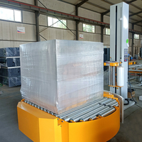 Machine d'emballage de cartons en ligne entièrement automatique avec plateau tournant à rouleaux et pré-étirage de film à 300 % avec découpe