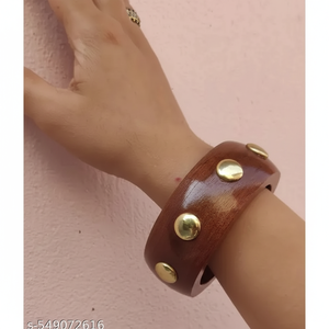 Brazalete Artesanal de Madera Natural, Brazalete de Madera Multicolor con Diamantes y Perlas, Diseño Religioso y Moderno para Unisex - Product Image 1