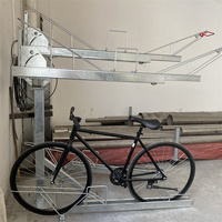 Easylift Premium alimenté au gaz à double étage assisté 4 supports de stockage de cycles à deux niveaux sur deux pneus pour ranger facilement les vélos