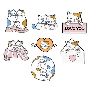 Oneway Badges et épingles en émail personnalisés en métal, rigides et souples, avec motif chat mignon - Product Image 1