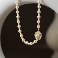 Collier Camélia en Alliage et Faux-Perles pour Femme TANGPEI – Collection Designer « Camélia Pearl Whisper » – Perles Blanches Tendance et Chic – Idéal Cadeau