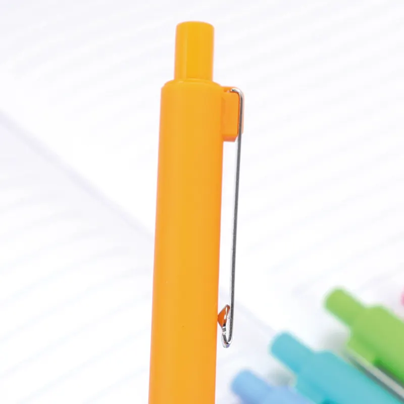قلم جاف بلاستيكي عالي المستوى ولونه جميل