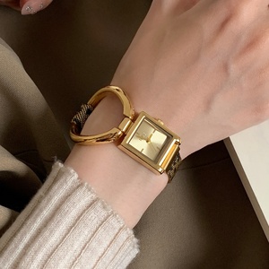 Montre carrée minimaliste pour femme, design à grand anneau, bracelet en maille d'acier inoxydable, montre-bracelet à quartz de luxe - Product Image 2