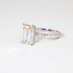 Bague de fiançailles en diamant de laboratoire taille émeraude, confectionnée en or blanc massif 14 carats, élégant cadeau de promesse, design de bijoux raffinés - Product Image 1