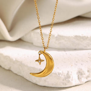 Collana con Ciondolo Minimalista a Forma di Stella e Luna in Acciaio Inossidabile Placcato Oro 18K con Charm in Zircone - Product Image 1