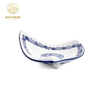 Ensemble de vaisselle en céramique en forme de triangle de couleur blanche et bleue faite à la main de style chinois, assiette à dîner en porcelaine pour restaurant