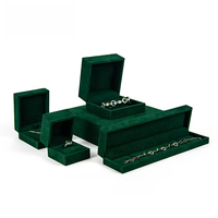 Boîte à bijoux carrée en velours vert foncé avec logo personnalisé, couleur au choix, pour bracelets, colliers, bagues, boucles d'oreilles et pendentifs, adaptée aux besoins de l'acheteur