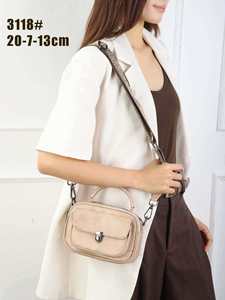 Sac à bandoulière décontracté en similicuir marron avec poche avant et sangle réglable - Product Image 1