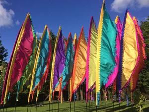 Drapeaux du festival colorés sur <span class=keywords><strong>fond</strong></span> <span class=keywords><strong>de</strong></span> ciel bleu clair drapeau du festival d'été - Product Image 3