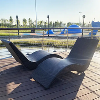 Mobilier d'extérieur, lit de bronzage double en rotin côté piscine