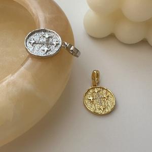 Pendentif en argent pur S925 de style vintage européen et américain avec un design de niche, bijou simple et neutre micro-incrusté - Product Image 5