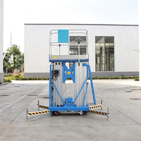 Plateforme élévatrice aérienne en aluminium à double mât durable, en alliage renforcé, avec vérins hydrauliques et pieds de support stables.