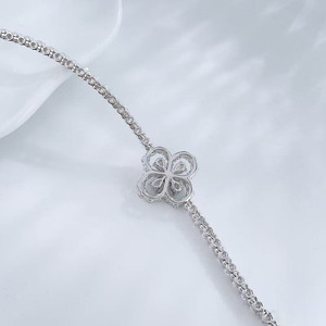 Bracelet de luxe pour femme en or blanc 18 carats avec <span class=keywords><strong>fermoir</strong></span> trèfle à quatre feuilles serti de diamants de laboratoire, collection Fashion Channel, vente en gros de bijoux fins - Product Image 3