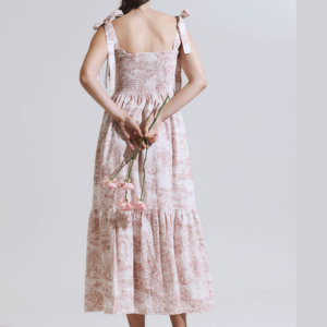 Robe d'été personnalisée à volants et smockée en tissu de coton imprimé maman et moi - Product Image 6