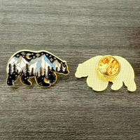 En gros, épingles en métal à motifs de dessins animés, épingles mignonnes en forme d'ours de l'Arctique, épingles souvenirs sur le thème de la forêt et du voyage pour vêtements, cadeau promotionnel en stock
