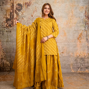 Conjunto de Kurti y Falda de Algodón Amarillo para Mujer con Rayas Diagonales y Dupatta, Estilo Tradicional Holgado, Largo hasta el Suelo, Ropa Casual - Product Image 1
