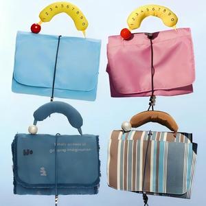 Bolsa de Maquillaje Enrollable, Estuche Cosmético Bonito, Organizador de Artículos Esenciales de Viaje para Mujer, Bolsa con Cierre de Cremallera, Resistente al Agua, con Asa Suave - Product Image 6