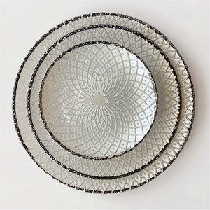 Assiettes décoratives blanches en perles avec bordure argentée pour mariages et événements (vente en gros) - Product Image 3