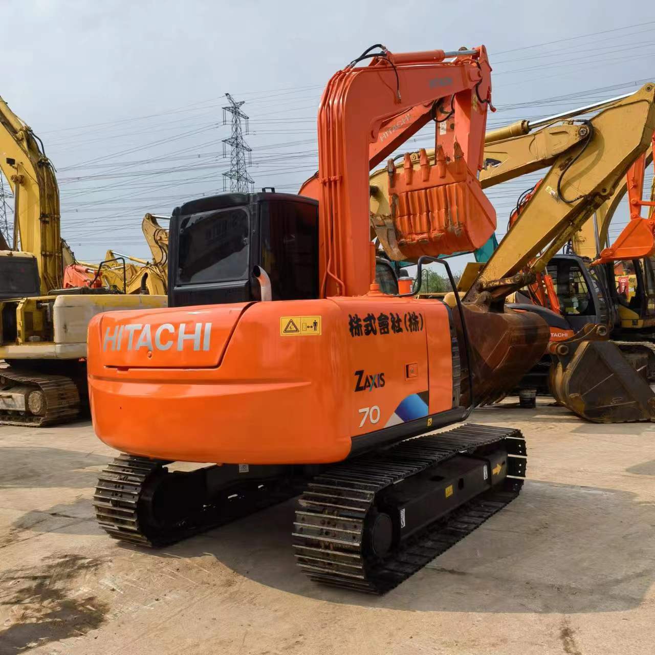 HYR　紅籠 Hitachi ZX70 Excavator - Efficient Hydraulic Crawler