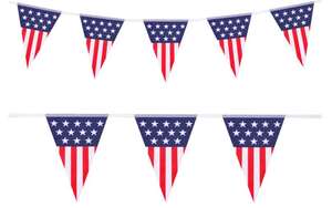 En el Día de la Independencia, el portador de la bandera en el Jardín de la Bandera agitó la bandera de la capa con estrellas y rayas. - Product Image 1