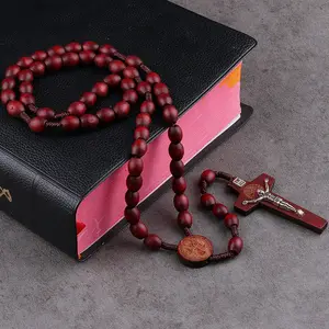 カトリックの祈りのための赤い8 * 10mm木製ビーズロザリオ