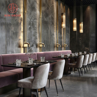 Ensemble de mobilier commercial moderne pour restaurant : banquette en velours violet avec chaise en cuir, tables carrées en bois foncé pour salle à manger d'hôtel