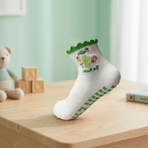 Chaussettes blanches pour enfants avec broderie verte, semelle antidérapante, motif de dessin animé, pour un usage quotidien, chaussettes d'été en coton - Product Image 1