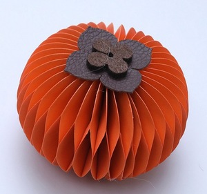 Décoration réaliste en forme de kaki en papier nid d'abeille orange pour centre de table de fête d'automne ou de Thanksgiving - Product Image 1