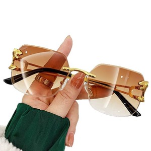Gafas <span class=keywords><strong>de</strong></span> Sol <span class=keywords><strong>de</strong></span> Moda sin Montura con Patrón <span class=keywords><strong>de</strong></span> Leopardo y Patillas <span class=keywords><strong>de</strong></span> Espejo para Hombre y <span class=keywords><strong>Mujer</strong></span>, Protección UV400, Uso Exterior, Venta al por Mayor Transfronteriza - Product Image 5